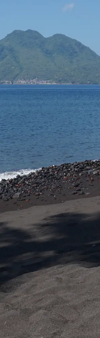 Der Vulkankegel von Pulau Hiri